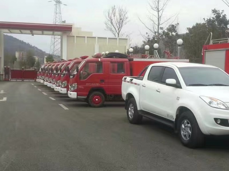 我公司給云南昭通鄉(xiāng)鎮(zhèn)消防隊(duì)維修翻新消防車(chē)輛。