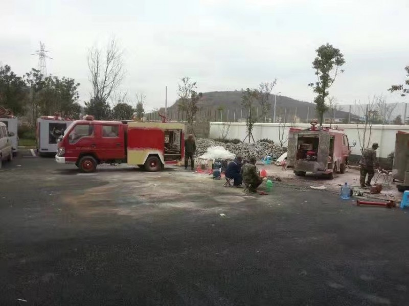 我公司給云南昭通鄉(xiāng)鎮(zhèn)消防隊(duì)維修翻新消防車(chē)輛。。